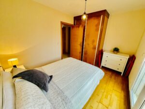 Habitación con cama matrimonial en Ático en Extrada Xeral
